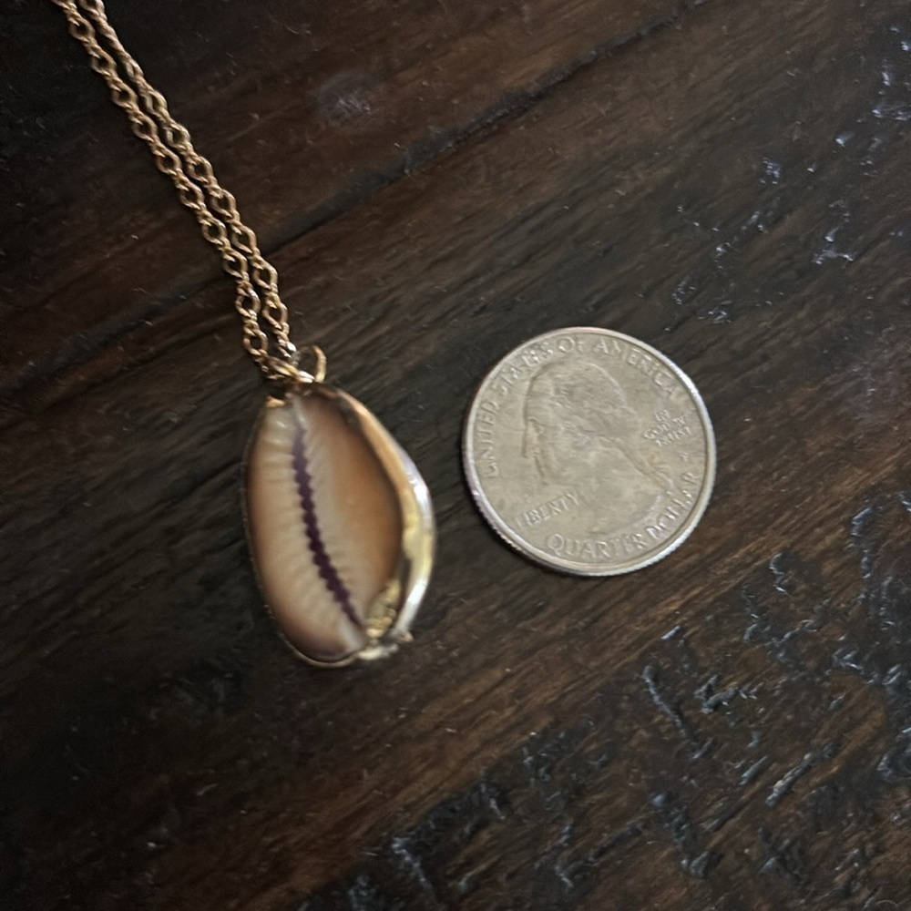 Cowrie shell pendant necklace - Picture 5 of 6